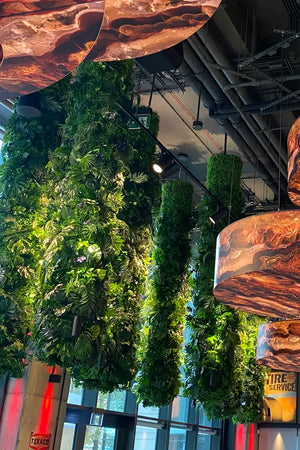 Deckenbegrünung mit Kunstpflanzen von Naturewalls.