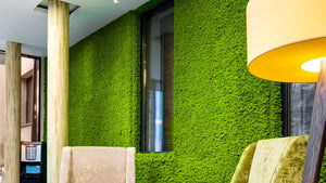 Vertikale Wandbegrünung mit einer Mooswand der Premium-Serie von Naturewalls.