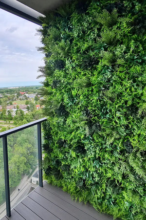 Künstliche Pflanenwand im Außenbereich von Naturewalls.