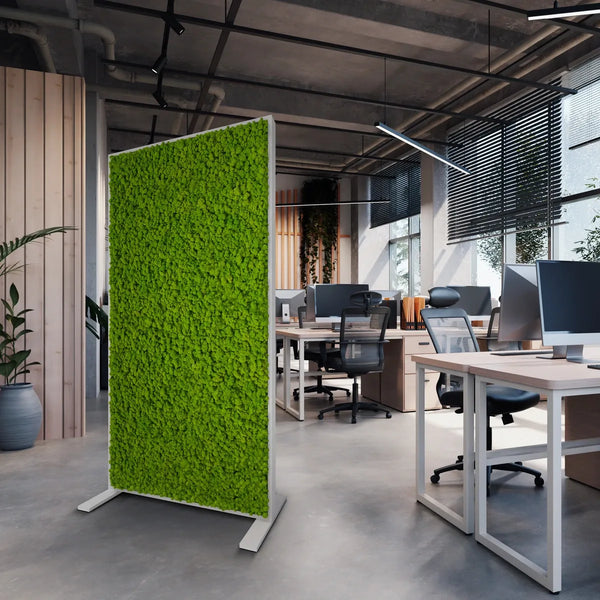 Raumteiler Moos im pulverbeschichteten Stahl-Rahmen in der Farbe Weiß von Naturewalls.
