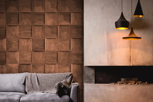 Wandpaneele aus Holz im Wohnzimmer mit Couch von Naturewalls (Walnuss)
