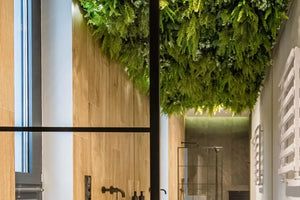 Vertikale Pflanzenwand aus künstlichen Pflanzen im Badezimmer von Naturewalls.