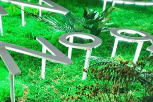 Hintergrundbeleuchtung für eine Mooswand mit Logo auzs Stahl von Naturewalls.
