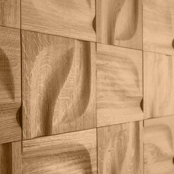 Massivholzwand aus Eiche mit dem Paneel Impressions von Karim Rashid der Designer-Serie von Naturewalls x Form At Wood.