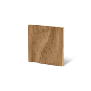Holzwand aus Eiche mit dem Paneel Impressions von Karim Rashid der Designer-Serie von Naturewalls x Form At Wood.