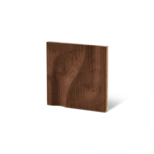 Holzwand aus Walnuss mit dem Paneel Impressions von Karim Rashid der Designer-Serie von Naturewalls x Form At Wood.