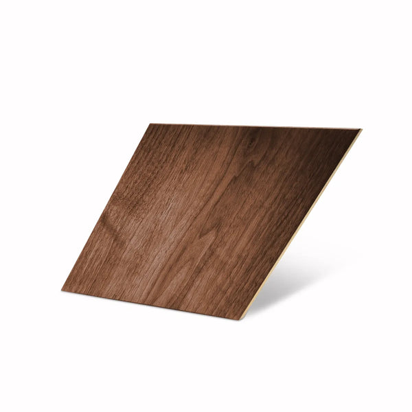 Holzpaneel Caro der Flat-Serie in Walnuss von Naturewalls x Form At Wood.