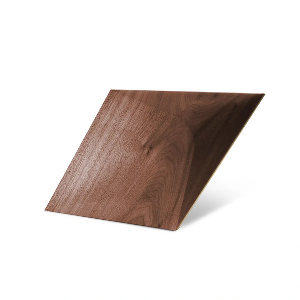Holzpaneel Caro Plus der Smooth-Serie in Walnuss von Naturewalls x Form At Wood.