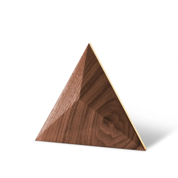 Holzpaneel Pyramid der Edge-Serie in Walnuss von Naturewalls x Form At Wood.