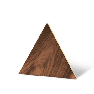 Holzpaneel Triangle der Flat-Serie in Walnuss von Naturewalls x Form At Wood.